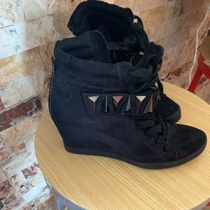 Black wedge sneaker